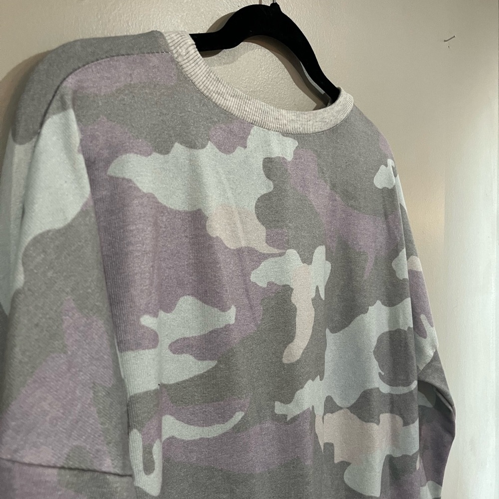 Women’s Camouflage Pullover Size large
